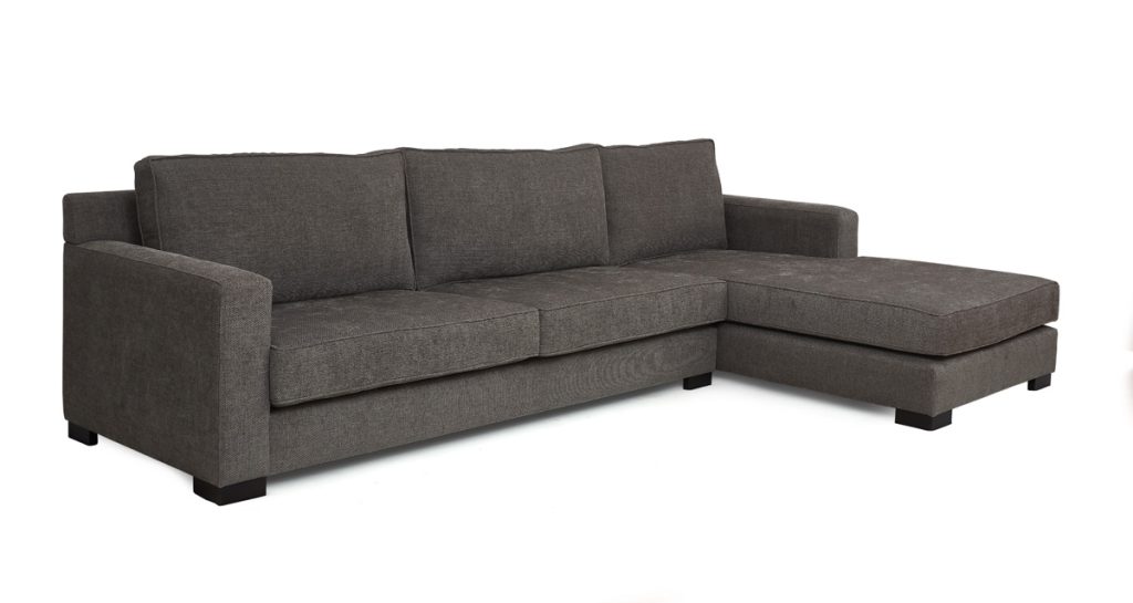 Modulares Ecksofa mit dunkelgrauem Stoffbezug, bestehend aus mehreren flexiblen Modulen, einschließlich einer Chaiselongue. Individuell anpassbares Design für verschiedene Raumgrößen und Layouts, ideal für moderne Wohnzimmer.